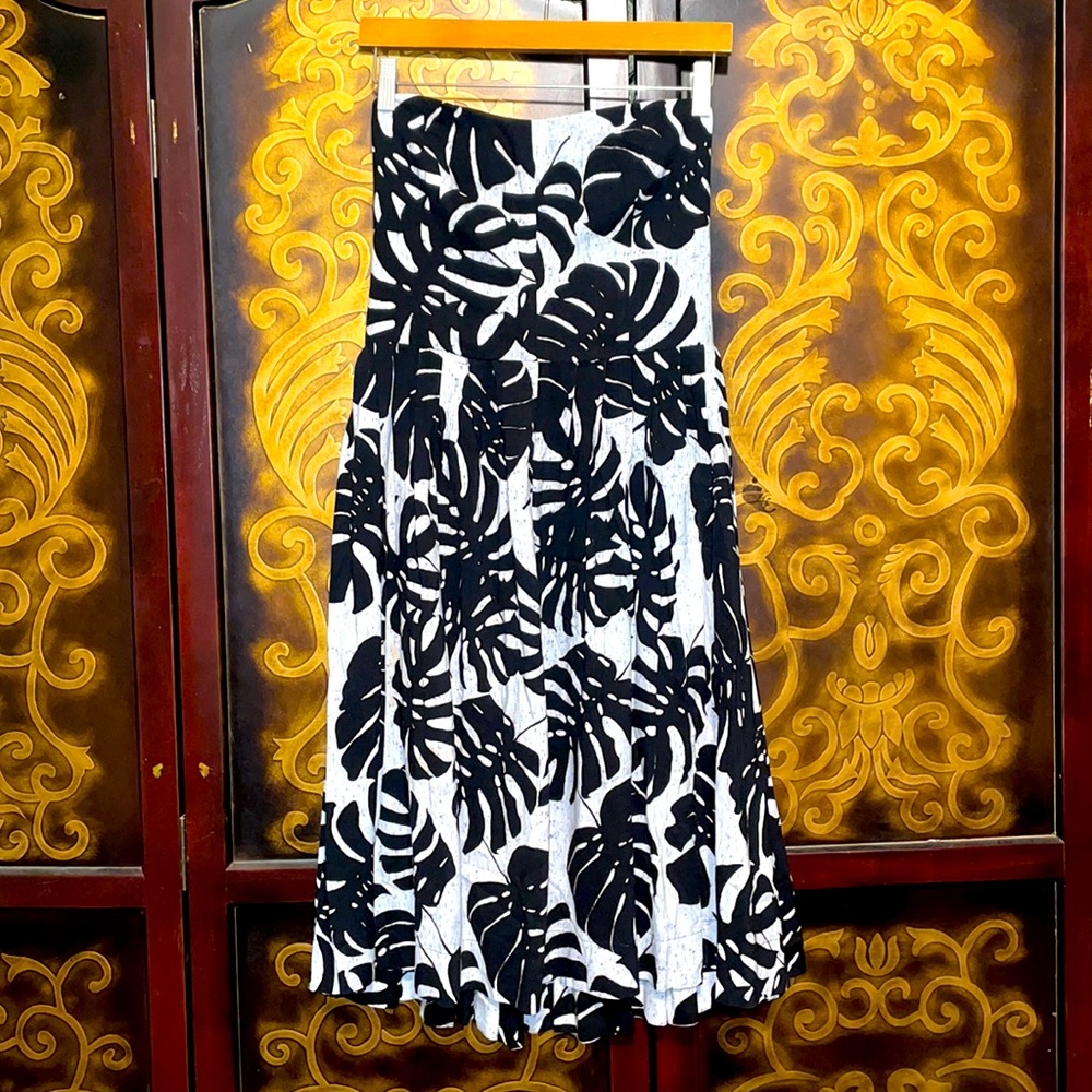 Rachel Roy- Strapless dress with pockets with an elastic stretch on the back